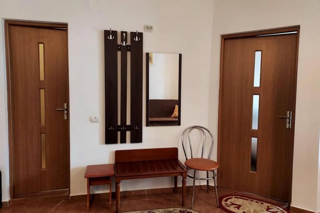 Spacious Flat, With Free Parking & Air Conditioning Флорешты Экстерьер фото
