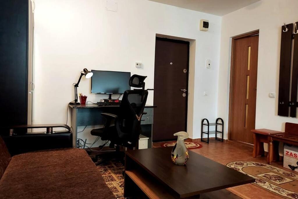 Spacious Flat, With Free Parking & Air Conditioning Флорешты Экстерьер фото