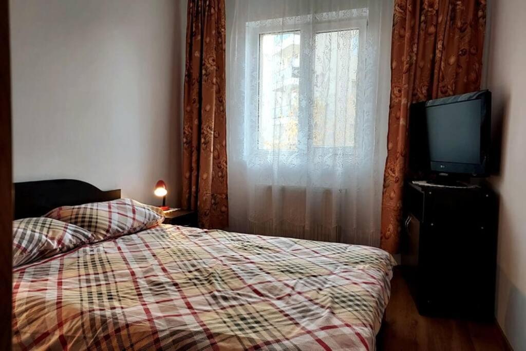 Spacious Flat, With Free Parking & Air Conditioning Флорешты Экстерьер фото
