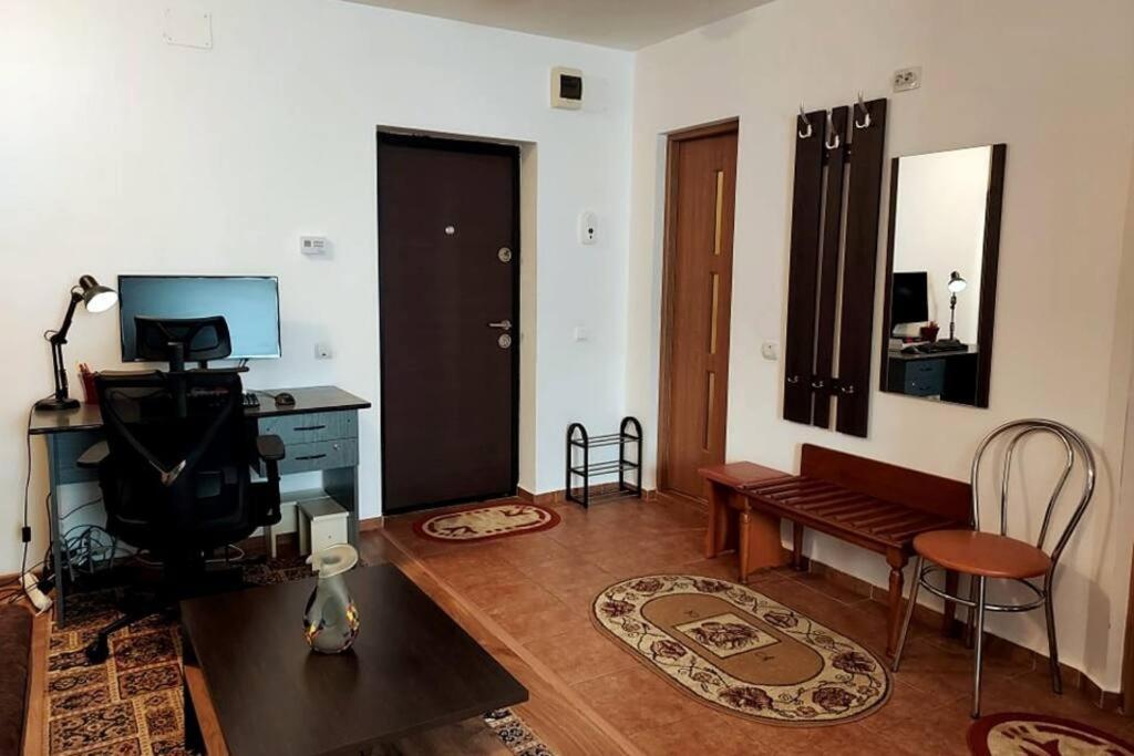 Spacious Flat, With Free Parking & Air Conditioning Флорешты Экстерьер фото