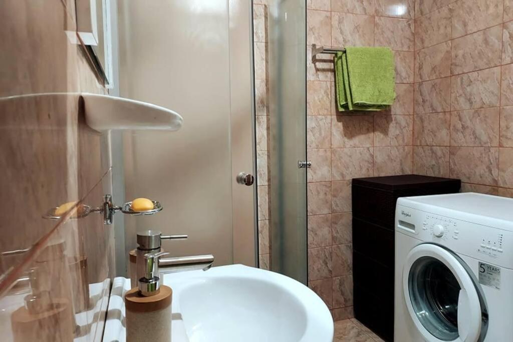 Spacious Flat, With Free Parking & Air Conditioning Флорешты Экстерьер фото