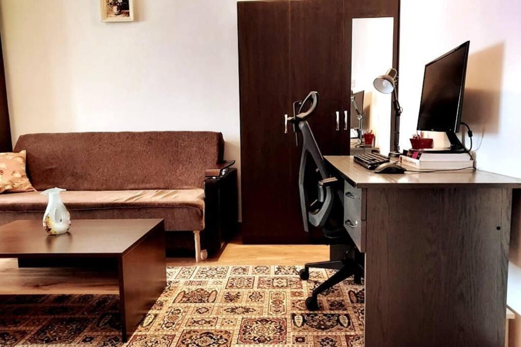 Spacious Flat, With Free Parking & Air Conditioning Флорешты Экстерьер фото